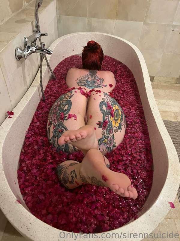 There is just something so sensual about water & flowers gen..