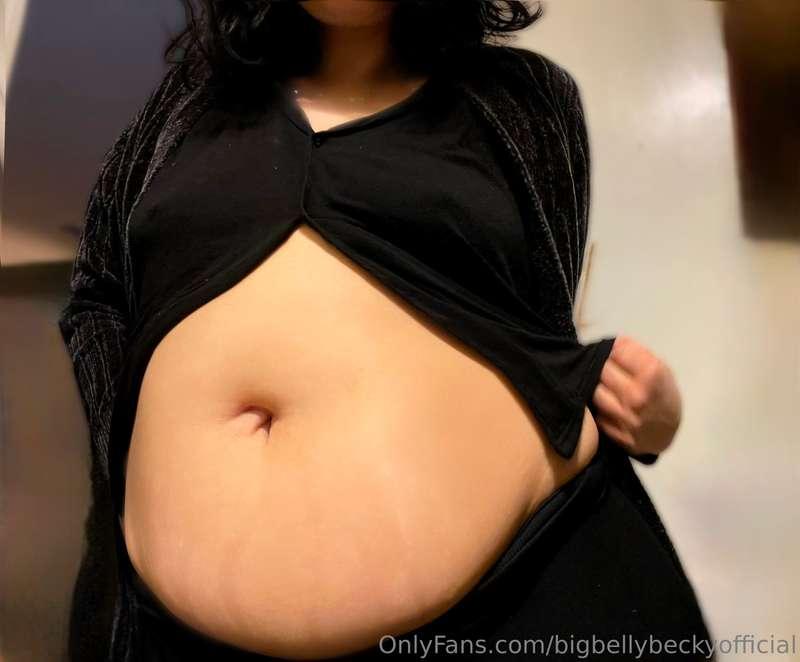 my belly’s soo hungry right now.. i need to be filled up and..