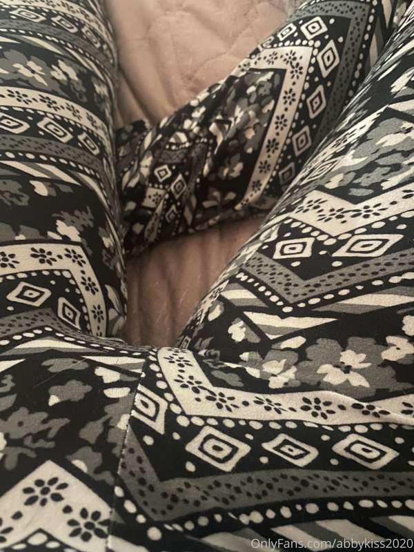 You like how tight my leggings are !? 😊