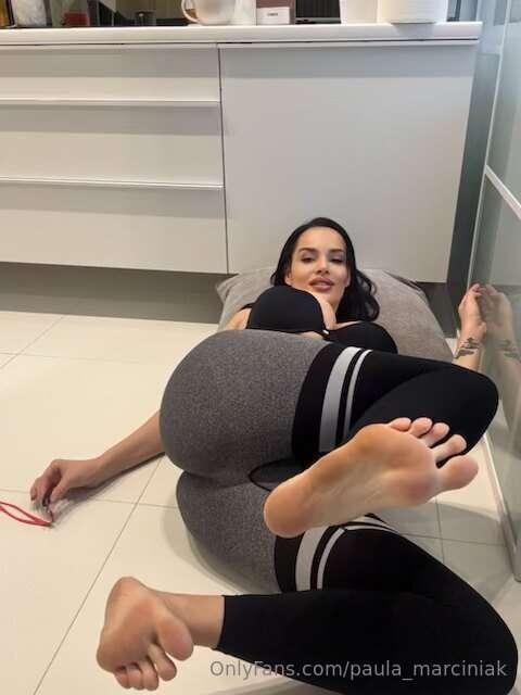 I'm just chilling out today, I need some company.. Join me?😈