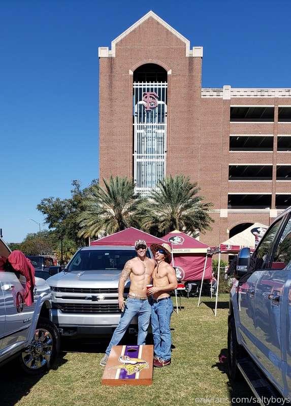 Gmornin. Made it to the game Saturday. Hung out with a bunch..