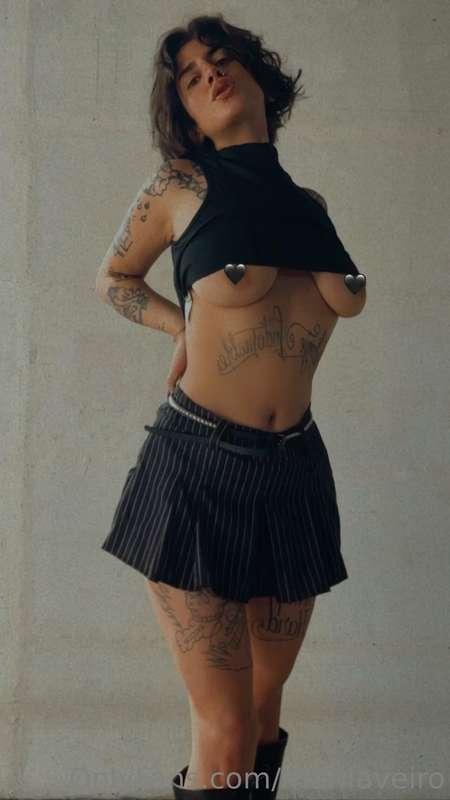 Hola bellos! 🖤 hoy es un día realmente caliente ya desde muy..