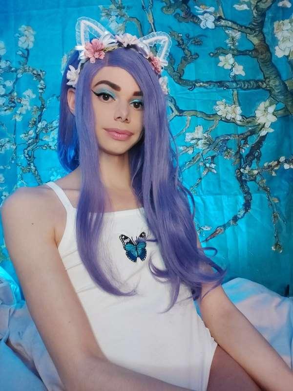 (April 9th, OnlyFans)

Tell me how bad you want it 💙💜