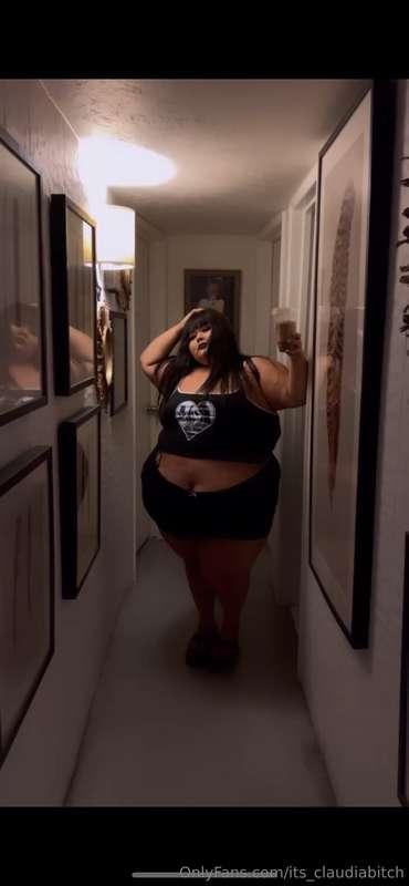 Big girl 🤝 Small hallway