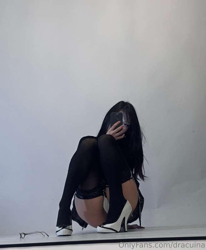 >_< 