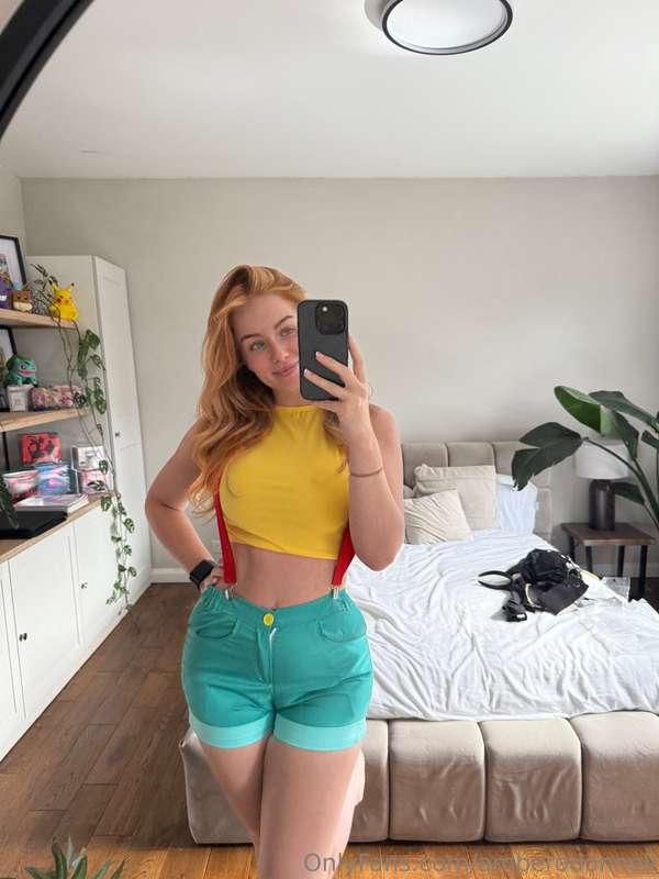 No badges needed to get under these suspenders😏