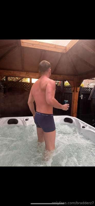Meet me in the hot tub 😏