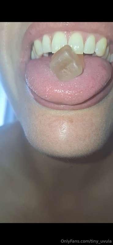 First 3min of the video...tongue is extra pink👅😛😋 Jelly baby..