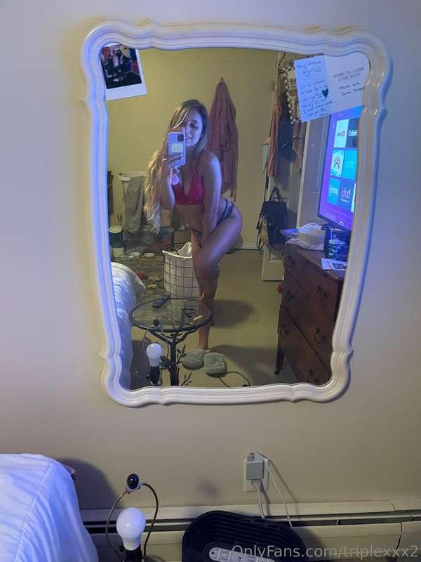 Do you like when I pose on one leg for you?