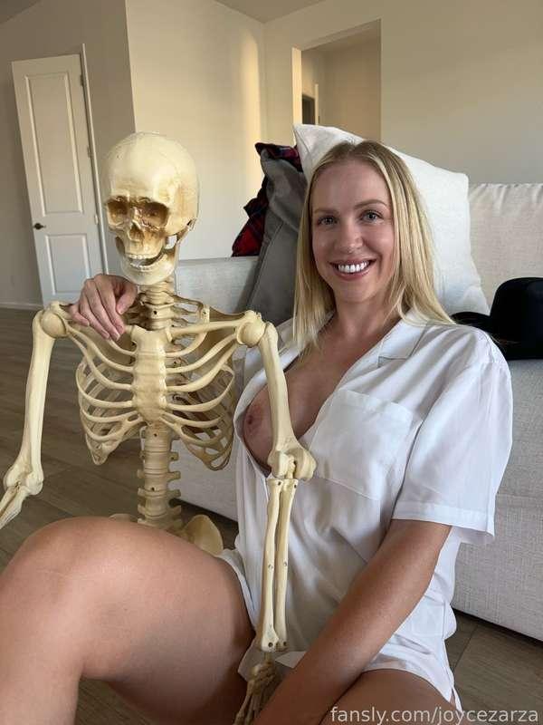 I think he’s nervous… he can’t stop smiling 🤣😄