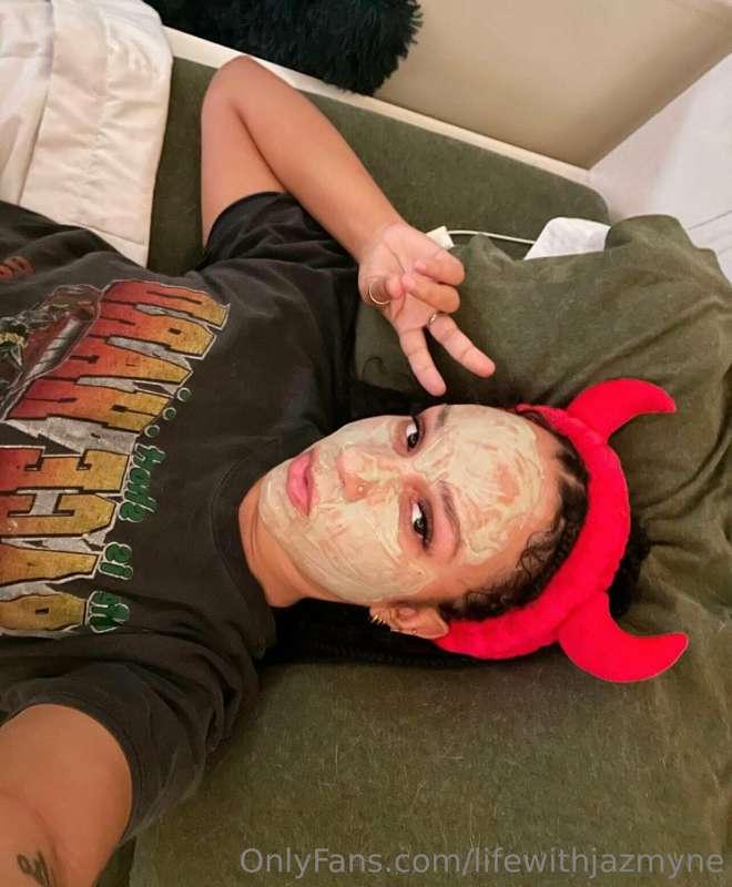 hiiii babes 💖💖💖
it’s face mask time! Today I am using a nour..