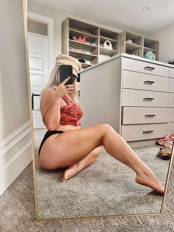 Would you come rub my feet? 😇😈