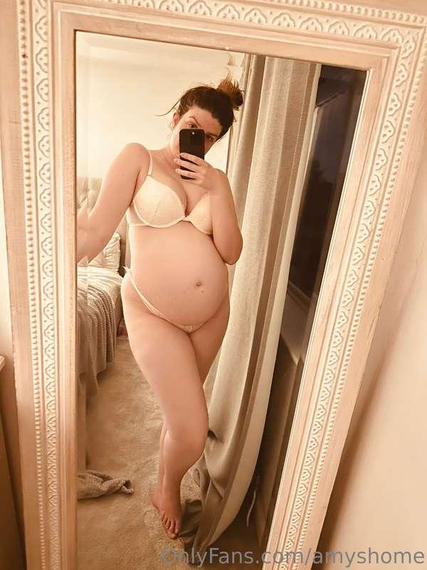 White and lacy against my newest stretchmarks is such a mood..