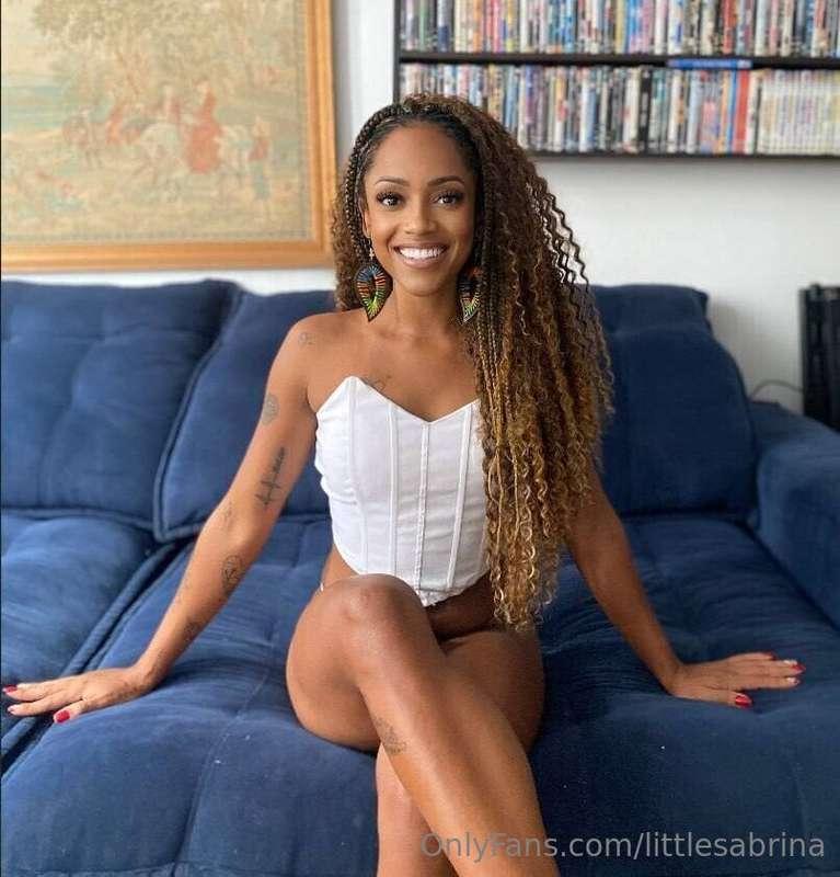 Real enchantress @vitoriaxo is the goddess of exclusive cont..