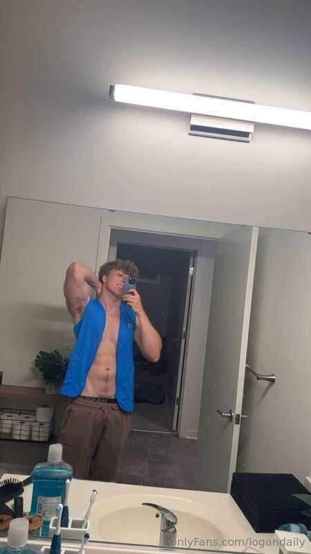 showed you the ass… now here’s the muscle 😈