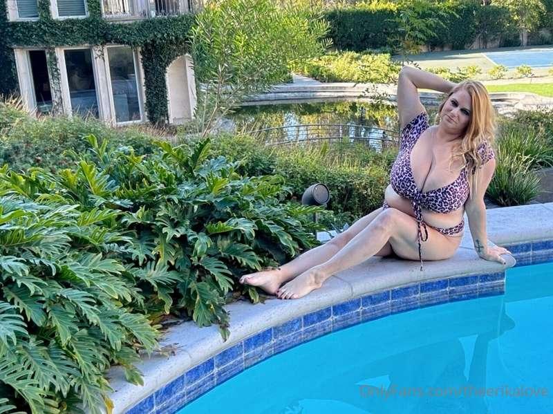 Have you ever had sex by a pool? 😏
