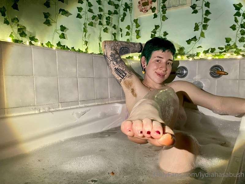 there’s a dirty slut in the bath..😇