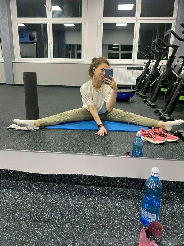 You know I'm a big yoga fan, right? 😋
I practiced at the gym..