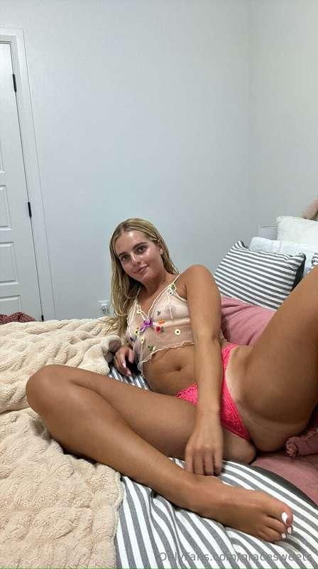 Anyone want some hot girl pussy? 🔥💕