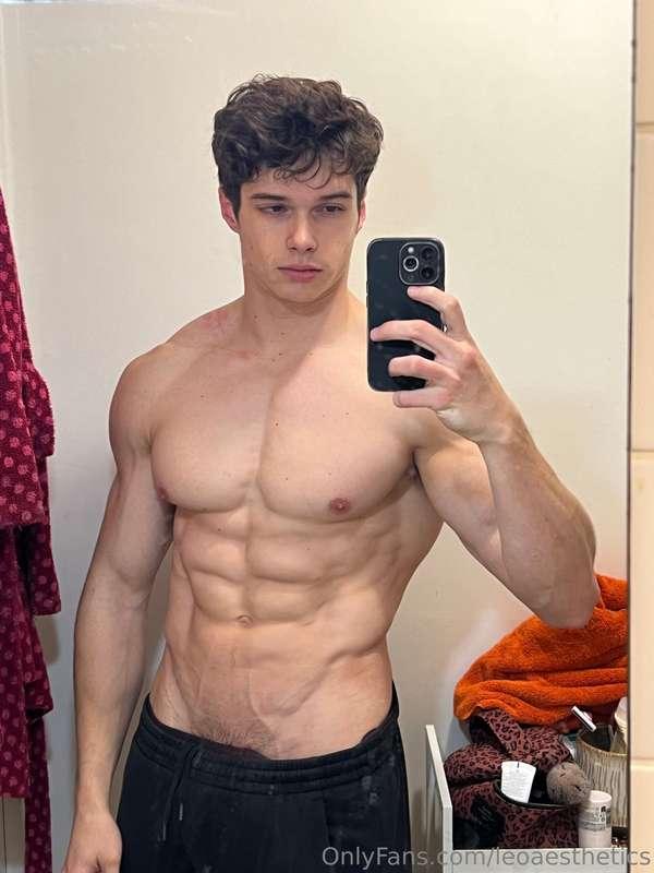 Should I make you drop your gaze now?😏🔥