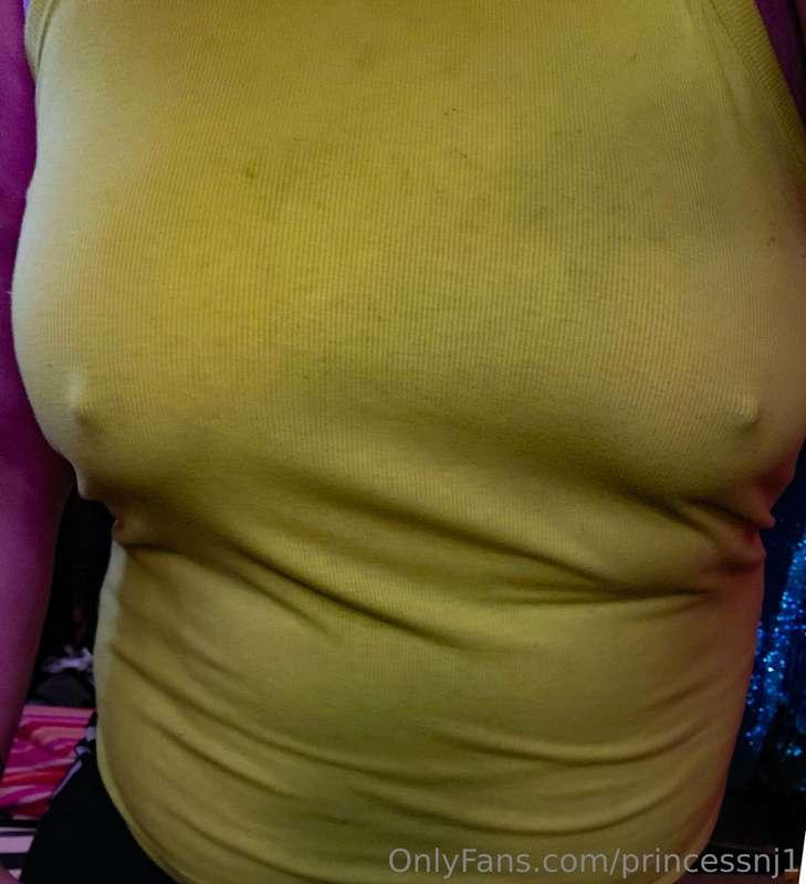 No bra....😝
