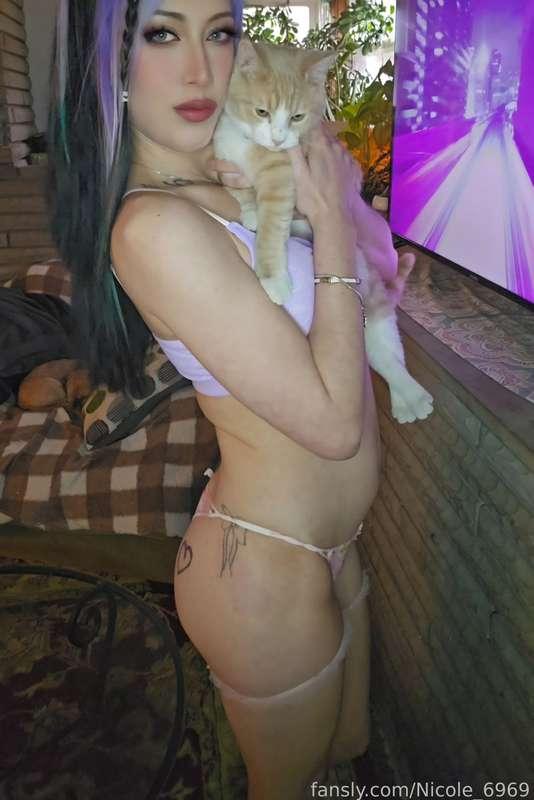 I wanted to show you my kitty 😉🐱
Sometimes you can hear him jingling in my videos 😅
Happy Friday!! ♡♡♡
Be on the look out for some videos later 😈💦💦💦👀👀👀👀

#fyp #kitty #selfie #panties #cat #brunette #ass #thong #small #tiny #petite #slut 