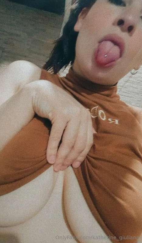 If you want to see my tits, talk to me! I give you a photo 😏