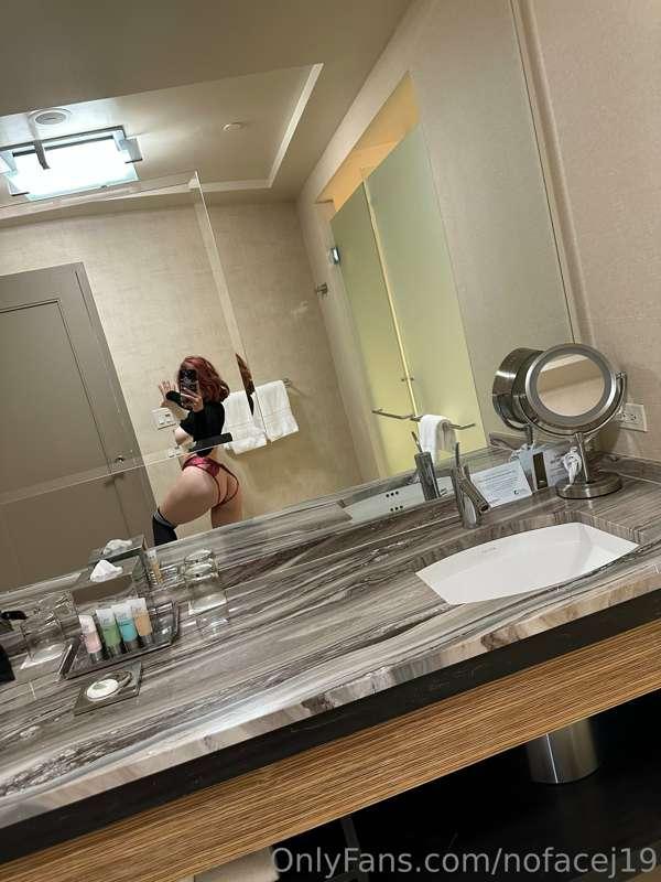 I love how effortless yet sexy mirror pics are
