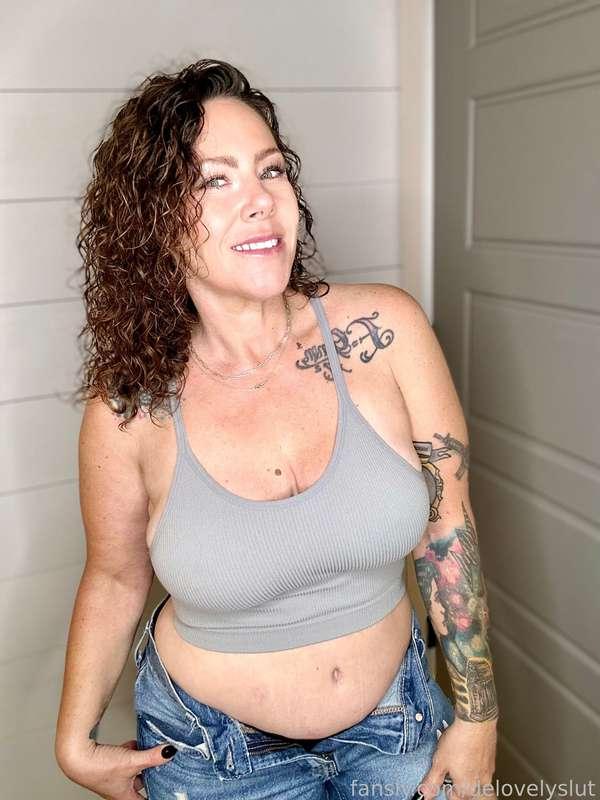 Do you want to know my turn on? I love having someone sucking on my nipples...

#curvy #curvywoman #fyp #bbw #bigbooty #ass #mommy #milf #stepmom #fetish #sexy #tatted #brunette #taboo #anal #sex 