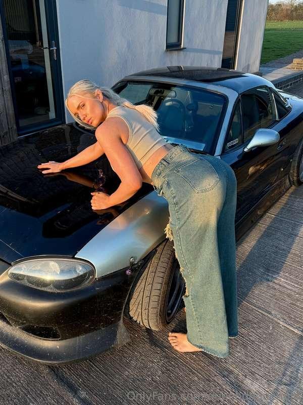 Bare soles and a mucky Miata 😝 @vip.queendqueenofd 