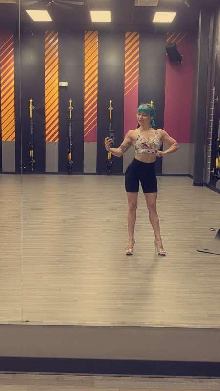 Stretches at the gym, low floor POV 🥵🥵