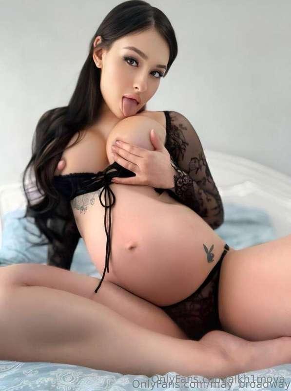 🤤💦 FREE SUBSCRIPTION 💦🤤 Horny pregnant mommy @rihanna_nero i..