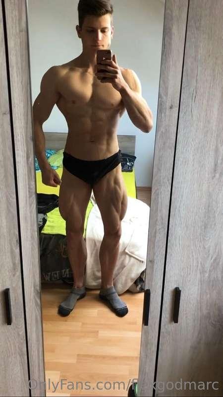 Shredded physique posing 😈🫡