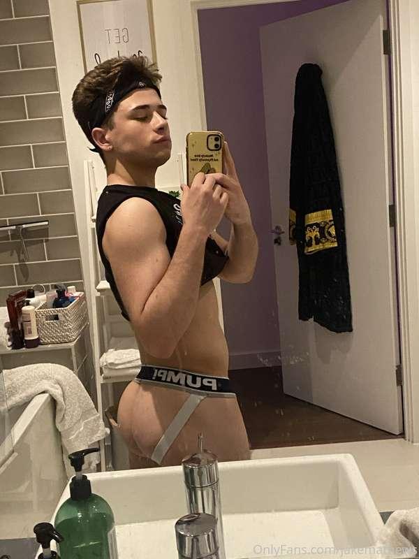 Need a daddy to come and fuck my tight little hole whilst I ..