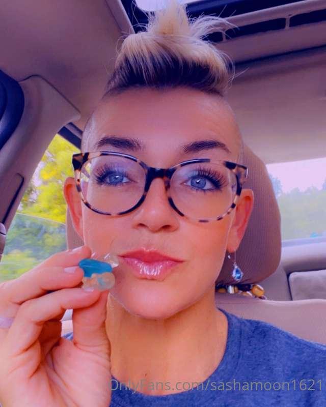 Mmmmm….gummy bears. I love how they slide down my throat. 👅👅..