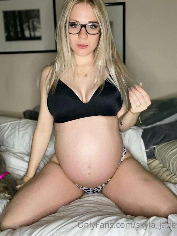 good morning luvs! It’s MILF MONDAY and all the pregnant con..