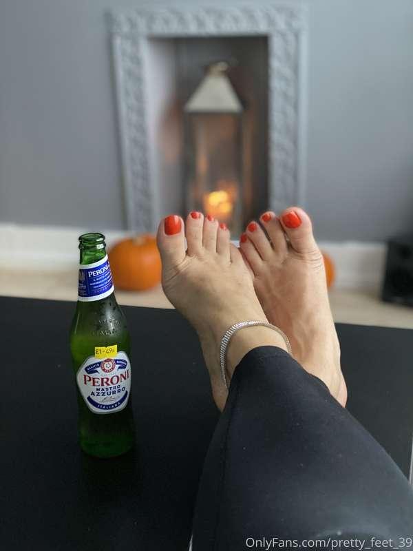 Fresh cold beer anyone? But you have to massage my feet!! 😉👣