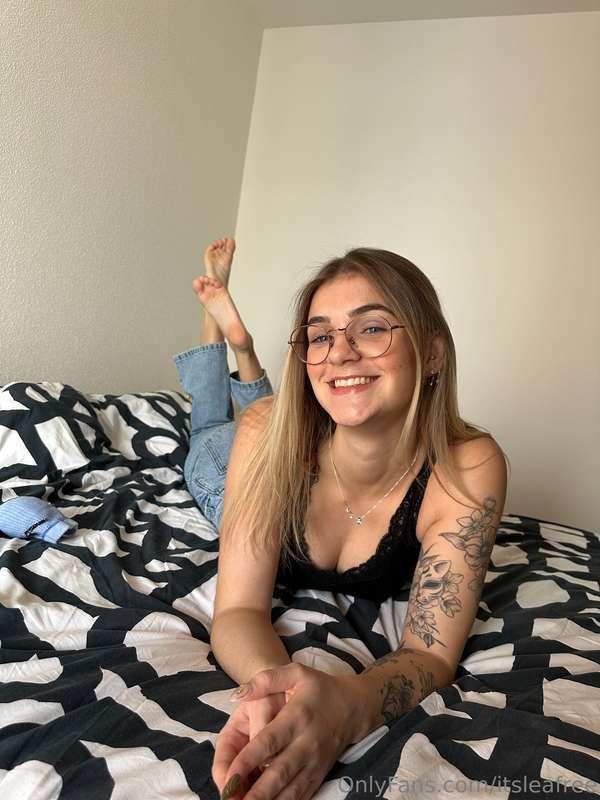 Let’s see who can keep their eyes off these feet😉