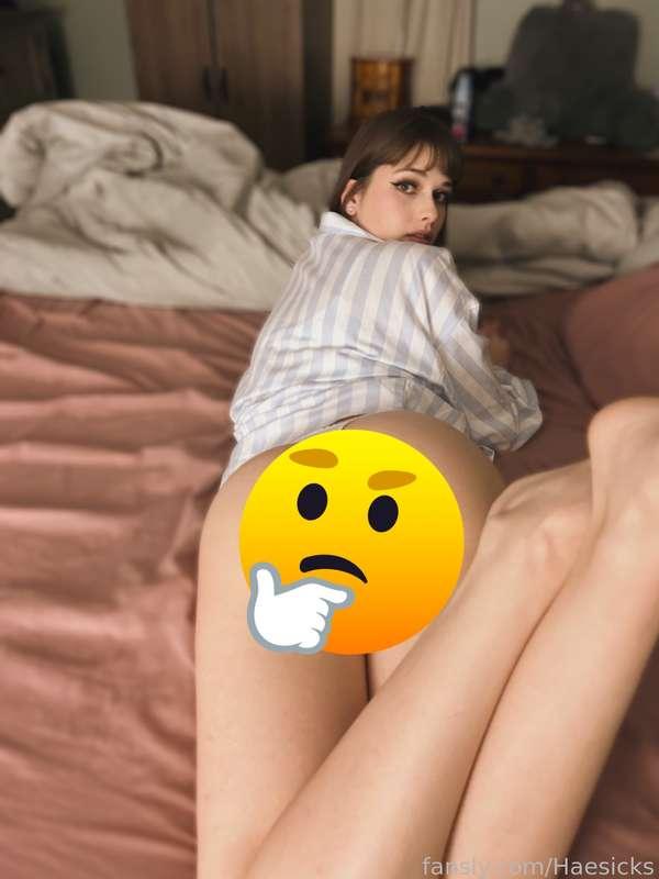 Goodnight everyone 😇 I hope we all have a great weekend 😘 enjoy me getting ready for bed with a bunch of feet and booty! 