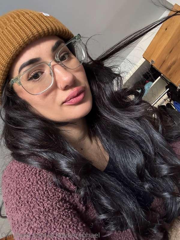 I'll keep the glasses on👅