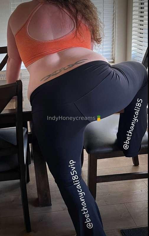 Here’s your sexy curvy big titty MILF size 49 inch booty 🍑 e..