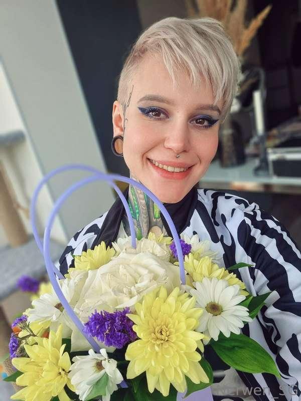 Give me flowers, and I'll give you love❤️