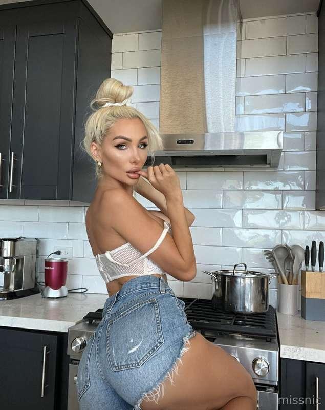 Cookin' up a special something just for my VIP's👀😛 Check you..