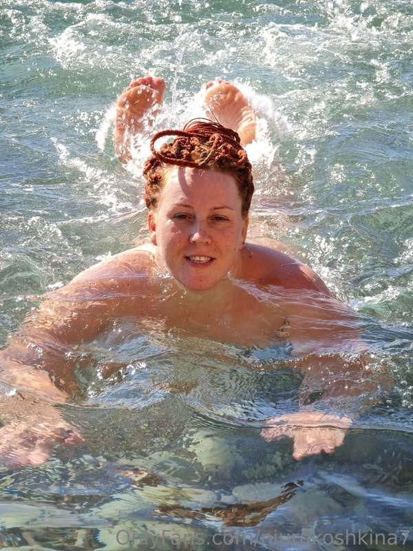 Let's swim naked together.💋💋💋

#redhead #curvy #nude #bbw #c..