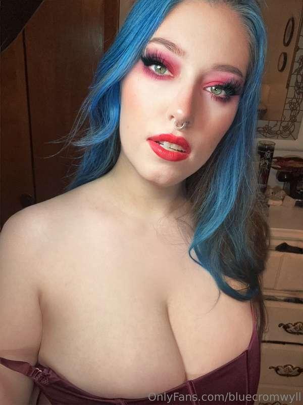 Imagine these eyes staring up at you… 🥰