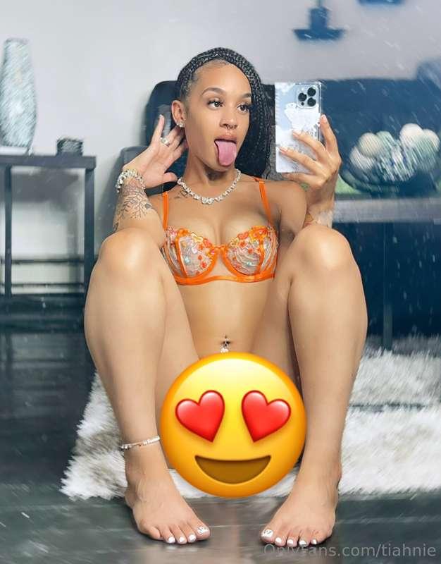 DM to unlock and see my pussy piercing 🥰😍💦💦
