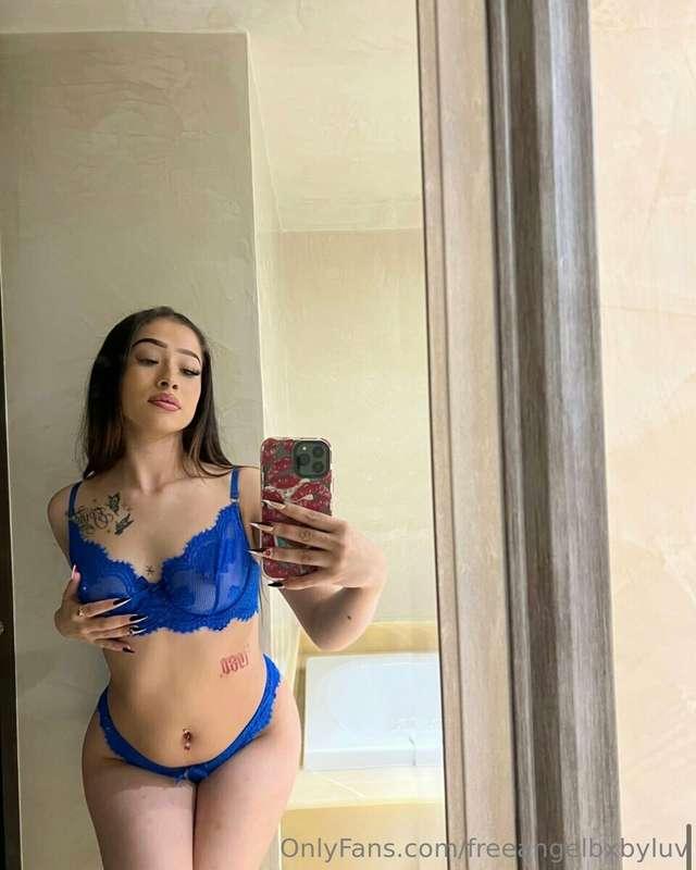 Staying in tonight! Wanna text? 🙈