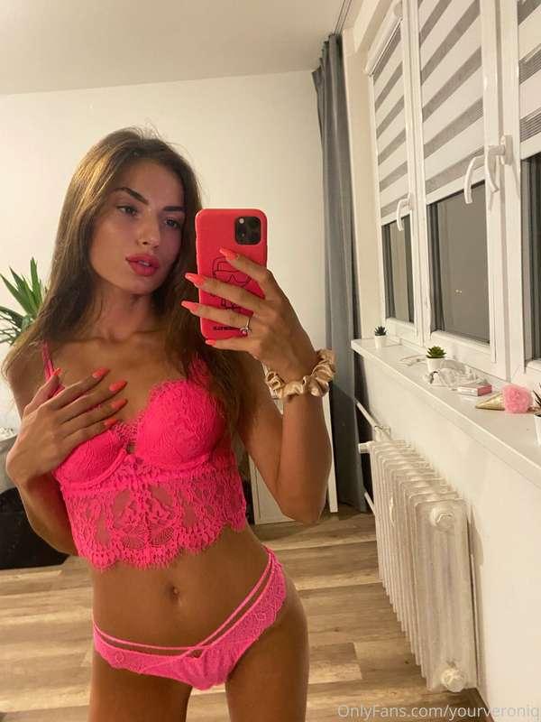 Sundal bys nejdříve kalhotky nebo podprsenku?👙  Would you ta..