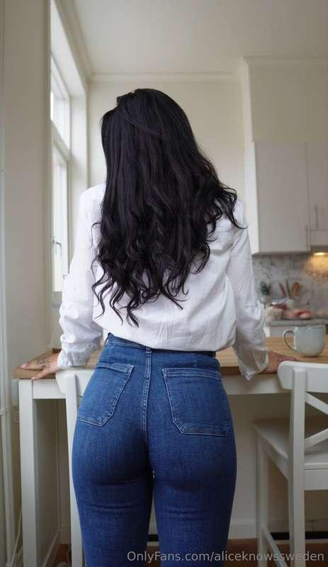 Not just a pretty face... a cute butt too! 🍑
