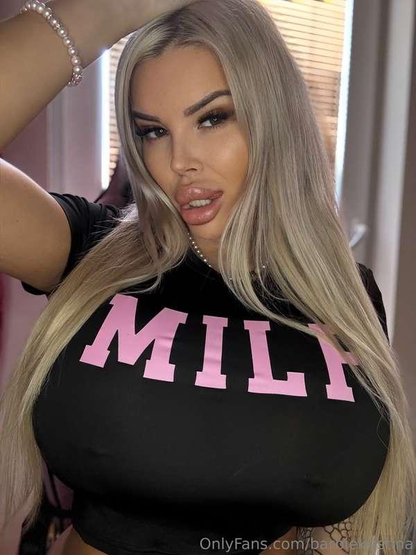 Too hot to handle… and I know it 😏🔥 Btw. Did you check dms f..